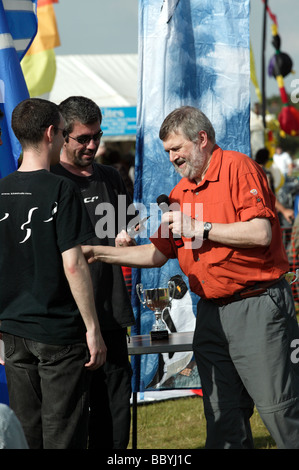 Der Bürgermeister von Lewisham, Sir Steve Bullock, Trophäen, um ein erfolgreiches Team in Blackheath International Kite Festival präsentiert Stockfoto