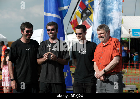 Der Bürgermeister von Lewisham, Sir Steve Bullock, Trophäen, um ein erfolgreiches Team in Blackheath International Kite Festival präsentiert Stockfoto