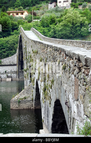 Ponte del Diavolo genannt auch Ponte della Maddalena, die mittelalterliche Brücke über den Fluss Serchio in der Garfagnana Stockfoto