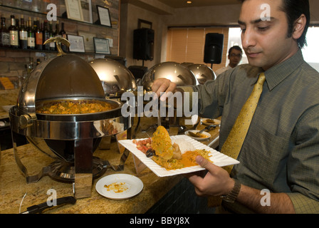 Curry und andere indische Köstlichkeiten serviert das Delhi Heights Restaurant im Stadtteil Jackson Heights in New York Stockfoto