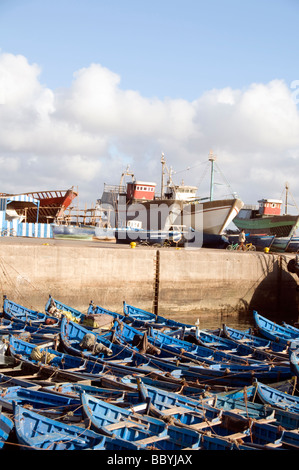 Einheimische Fischerboote im Hafen von Port du Skala mit großen Angelboote/Fischerboote repariert in Essaouira Marokko in Afrika Stockfoto