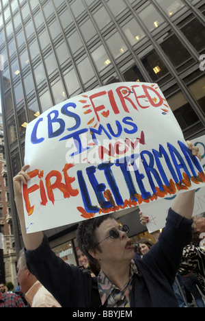 Demonstranten versammeln sich vor dem Ed Sullivan Theater, wo der Late Show with David Letterman taping ist Stockfoto