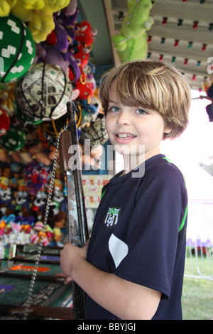 Junge, immer bereit, für Preise am Schießstand schießen Stockfoto