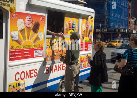 Eis-Liebhaber genießen eine frostige Behandlung von einem Eiswagen im Stadtteil West Chelsea in New York Stockfoto