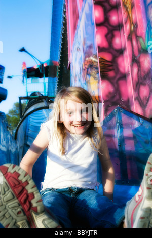 Mädchen Karneval Fahrt Unterrohr aufschieben Stockfoto