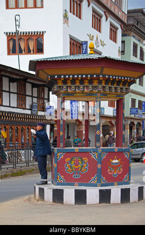 Verkehrspolizist mit weißen Handschuhen im Dienst im Stadtzentrum von Thimphu, Bhutan Asien 91284 Bhutan-Thimphu Stockfoto