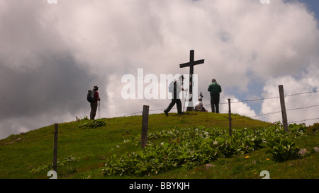 Steigungsstücke am Kreuz von dem Gipfel eines Berges Stockfoto