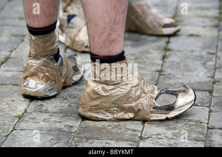 Teilnehmer-Schuhe mit Klebeband an ihren Knöcheln vor Beginn des Rennens Mad Maldon Schlamm im Fluss Blackwater bei Maldon Essex statt Stockfoto