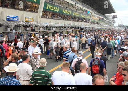 Le Mans Sarthe 24 Heures Stunden Autorennen Schaltung Frankreich jährliche Pit Lane Spaziergang sport Stockfoto