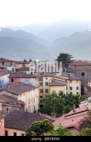 Dächer von Barga und das Tal der Garfagnana mit den Bergen von Carrara in der Ferne Stockfoto