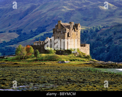 Eilean Donan Castle sitzt am Loch Alsh und Loch Duich in den NW Highlands in Schottland Stockfoto