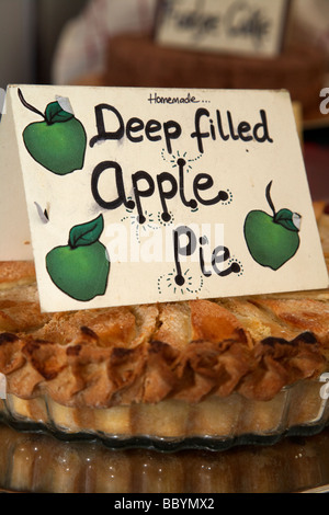 tief gefüllten hausgemachter Apfelkuchen auf einen Kuchen stand auf einem Bauernmarkt in Großbritannien Stockfoto