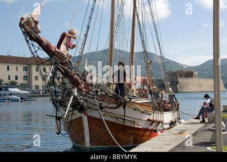 Doppelte Mast-Schoner, die Partie in den Hafen von Portoferraio auf der Insel Elba Stockfoto