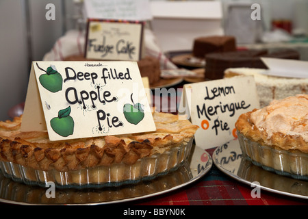 tief gefüllten hausgemachter Apfelkuchen auf einen Kuchen stand auf einem Bauernmarkt in Großbritannien Stockfoto