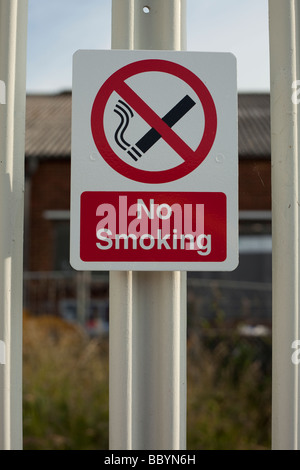 Kein Rauchen Zeichen an einem Bahnhof in Compiance mit gesetzlichen UK Straßburg Stockfoto