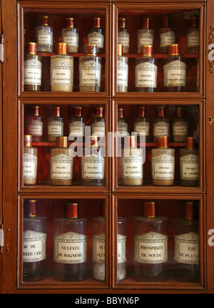 Antike Apotheker - Hospices de Beaune, Frankreich. Holzgehäuse mit Medizin-Flaschen. Stockfoto