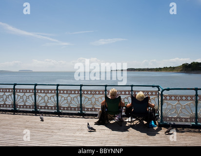 Zwei Menschen beim Sonnenbaden auf Penarth Pier in South Wales. Foto von Gordon Scammell Stockfoto