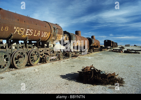 "Asi Es la vida'/'Such ist Leben' Graffiti auf Rost Dampfmaschine am Bahnhof Friedhof/cementerio de trenes, Schrott, Uyuni, Bolivien Stockfoto