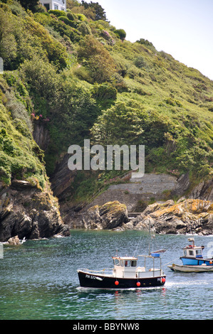 Angelboot/Fischerboot, die Rückkehr zum Hafen, Polperro, Cornwall, England, Vereinigtes Königreich Stockfoto