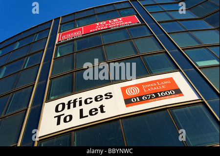 Immobilienmakler, lassen Sie Zeichen auf Geschäftsräume in zentralen Dublin Irland Stockfoto