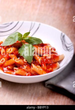 Schüssel mit Nudeln in italienische Tomatensauce Stockfoto