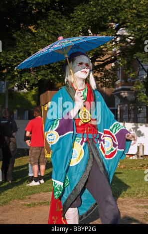 Kleiner Junge mit einem Regenschirm tragen einen türkisfarbenen Kimono auf der Japan-Tag-Tag Düsseldorf 2009 Stockfoto