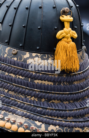 Samurai Krieger Rüstung gehört die Kabuto oder Helm wie hier mit einer Quaste Stockfoto