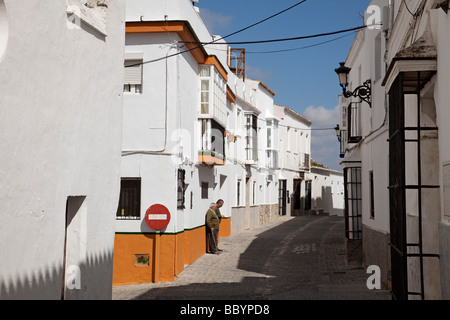 Straße in das weiße Dorf Medina Sidonia in Cadiz Andalusien Spanien Stockfoto