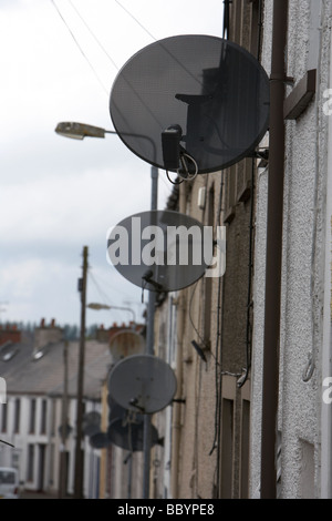 Reihen von tv Satellitenschüsseln auf 2 zwei unten Sozialwohnungen Reihenhaus in Ballymena County Antrim-Nordirland Vereinigtes Königreich Stockfoto