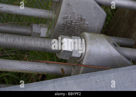 Bolzen Sie mit Drahtseilen für Hängebrücke Stockfoto