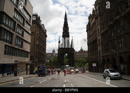 St. David Südstraße mit Blick auf das Scott Monument mit der Straßenbahn funktioniert sichtbar an der Princes Street Stockfoto