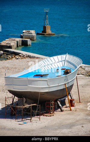 Angelboot/Fischerboot auf einer Werft repariert wird. Zakynthos, Griechenland. Stockfoto