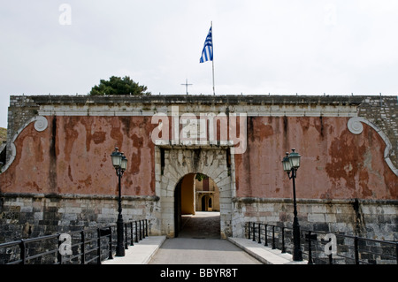 Das imposante Tor über eine Brücke zu der alten Festung Korfu-Stadt Stockfoto