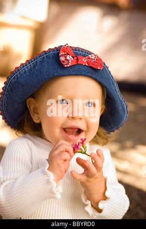 Säugling Holding Blume Stockfoto