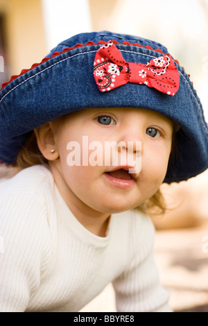 Baby Mädchen kriechen Stockfoto