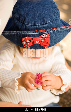 Säugling Holding Blume Stockfoto