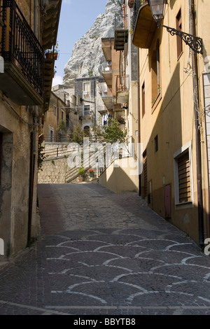 Schmale Straße Bergdorf Caltabellotta, Provinz Agrigento, Sizilien, Italien Stockfoto