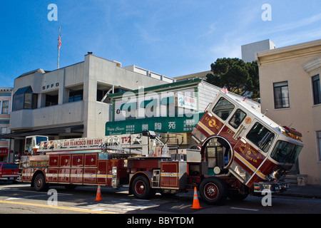 Ein Leiterwagen in San Francisco mit der vorderen Kabine nach vorne gekippt für Triebwerksinstandhaltung. Stockfoto