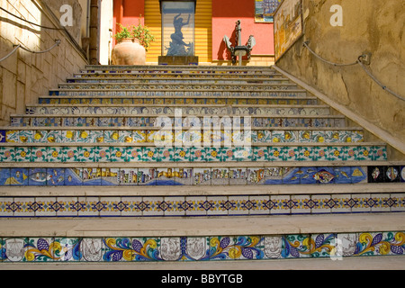 Keramikfliesen, dekorative Treppen, Sciacca, Sizilien, Italien, Europa Stockfoto