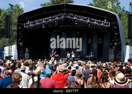 Menschen an Womad Festival in England genießen Sie live-Performance auf der Hauptbühne Stockfoto