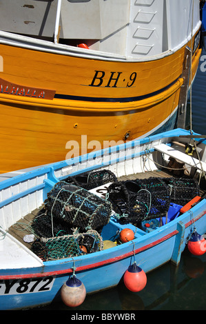 Angelboote/Fischerboote im Hafen, Mevagissey, Cornwall, England, Vereinigtes Königreich Stockfoto