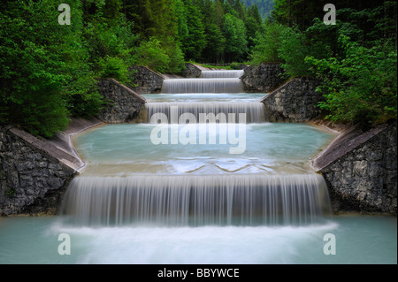 Wasserüberlauf des Kraftwerkes Niedernach am Walchensee-See, Gemeinde Jachenau, Landkreis Bad Tölz-Wolfratshausen, Ba Stockfoto