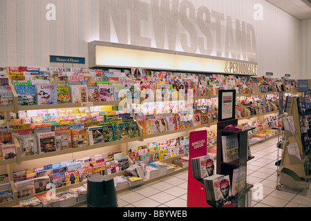 Magazine und Zeitschriften auf dem Display am Kiosk, Barnes &amp; Noble, USA Stockfoto