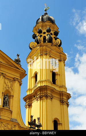 Der Glockenturm der Kirche Theatinerkirche in München, Bayern, Deutschland, Europa Stockfoto
