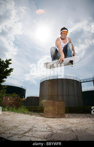 Skateboarder tut einen grab Stockfoto