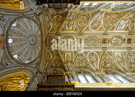 Interieur, der Embeded Kathedrale Mezquita, ehemalige Moschee, jetzt Kathedrale, Córdoba, Andalusien, Spanien, Europa Stockfoto