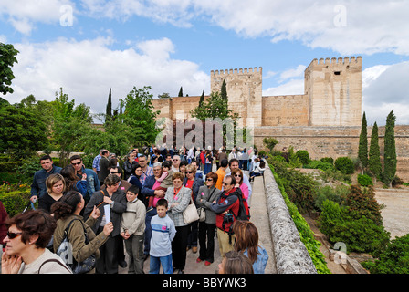 Touristen warten auf die Zulassung zu der maurischen Palast vor dem Palast von Kaiser Charles V, Alhambra, Gr Stockfoto