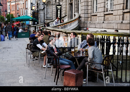 Junge trendige Leute trinken vor einer Bar bei der William Street in Dublin Irland Stockfoto