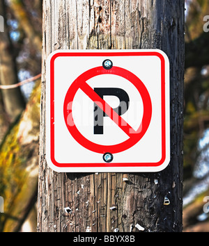 kein Parkplatz-Schild aus Holz Mastleuchte Stockfoto