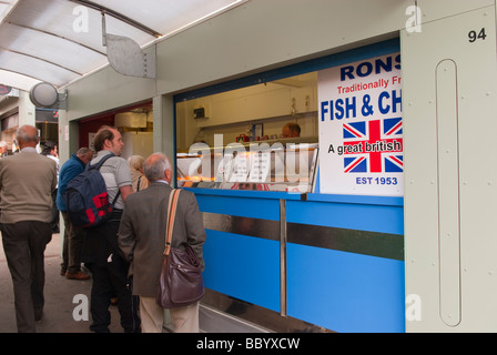 Menschen kaufen Fisch & Chips aus einem Stall auf Norwich Markt im Vereinigten Königreich Stockfoto